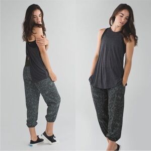 Lululemon gator green yoga om pant